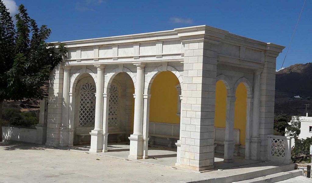 Station de bus faite main en marbre à Pirgos, Tinos