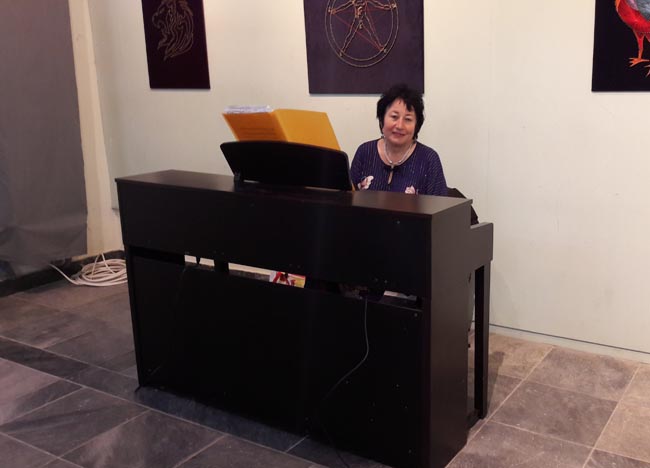 Η Monique Huybrechts στο πιάνο - Εργαστήρι Χονδρογιάννης - Πύργος Τήνος