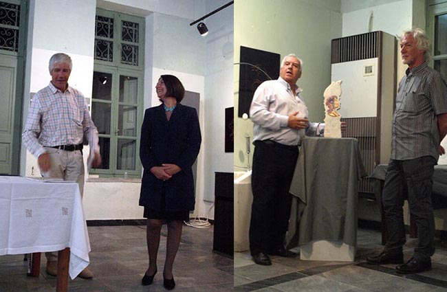 À gauche: Mme Irina Tsotaze - Anastasiadis présente les artistes. A droite: M. Manolis Sohos, vice-président du Centre culturel Panormos de Tinos, accepte honorablement les sculptures des artistes.