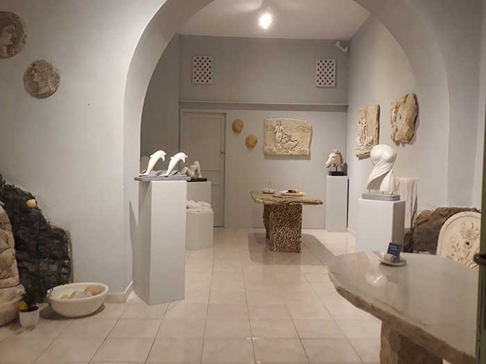 Vue intérieure de l'exposition sur la sculpture d'art en marbre de Hondrogiannis