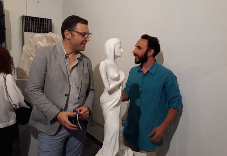 Le maire de Tinos, avec le sculpteur de marbre Ioannis Hondrogiannis