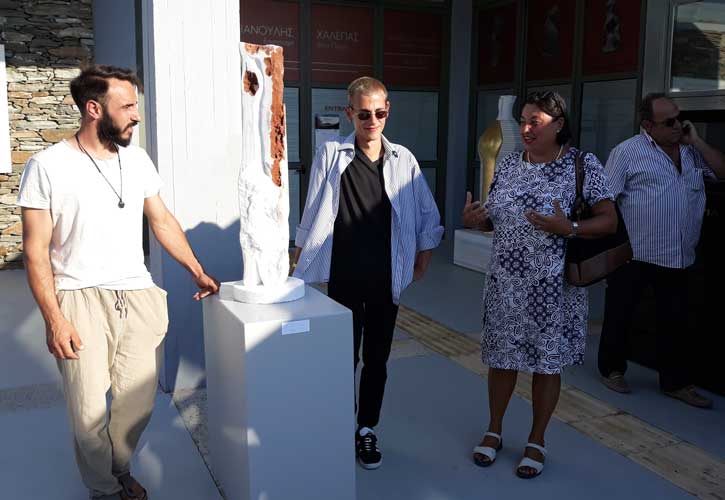 Le sculpteur de marbre Ioannis Hondrogiannis, avec le professeur Alessandra Porfidia et l'étudiant Duccio Franceschi